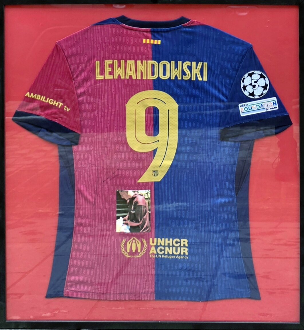 Robert Lewandowski - Koszulka w ramie z autografem, certyfikatem oraz zdjęciem