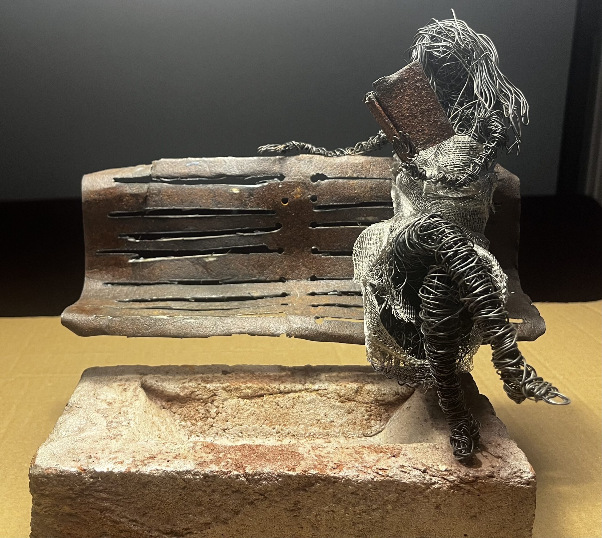 BARTŁOMIEJ MALEWICZ 'Czytelniczka na ławce', stalowy drut, metal, cegła, 28x20x28cm