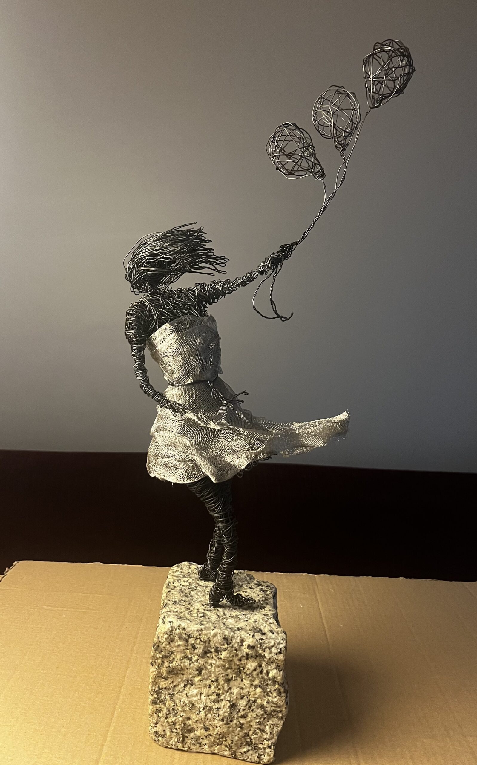 BARTŁOMIEJ MALEWICZ 'Dziewczynka z balonami', rzeźba z drutu na kamiennej podstawie, 55cm