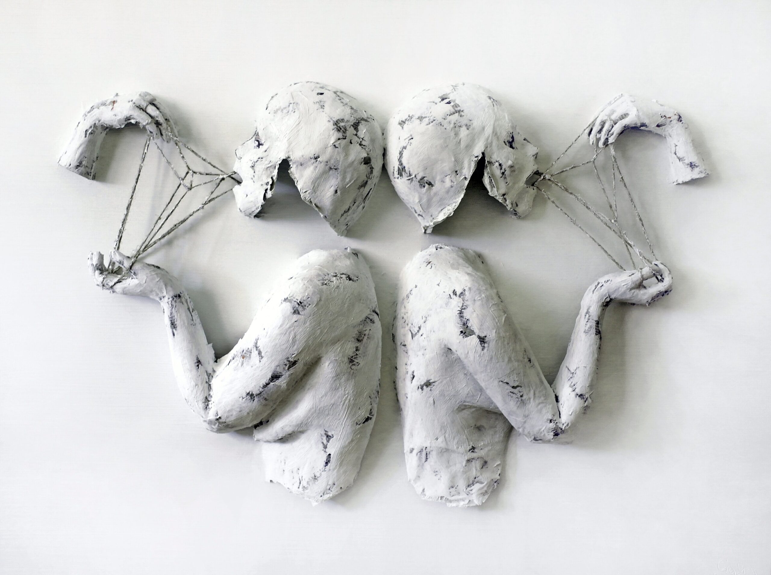 GAYA LASTOVJAK 'Zmowa' 2020, 90x120x14cm, technika własna, papier mache, sznur, płótno, farba olejna