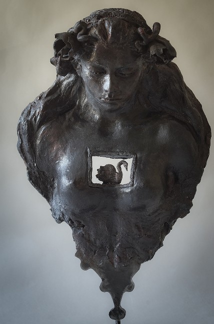 JOANNA BRUŹDZIŃSKA 'Łabędzi śpiew', rzeźba ceramiczna, szkliwiona, wypalona techniką RAKU, osadzona na metalowym podium, 60x38x20cm