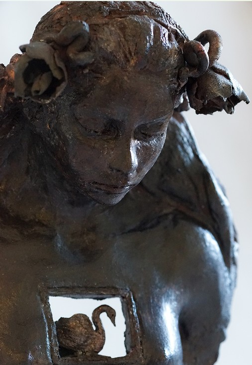 JOANNA BRUŹDZIŃSKA 'Łabędzi śpiew', rzeźba ceramiczna, szkliwiona, wypalona techniką RAKU, osadzona na metalowym podium, 60x38x20cm - obrazek 2