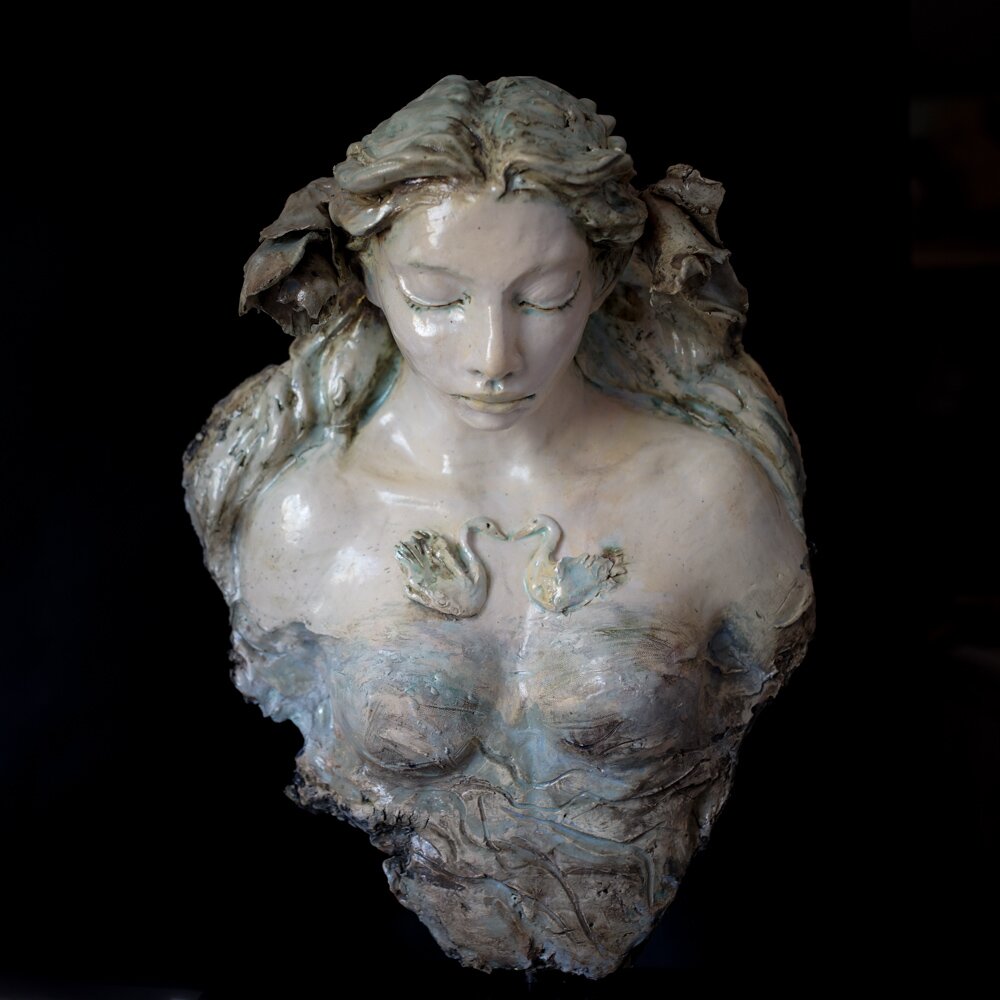 JOANNA BRUŹDZIŃSKA 'Łabędzie', rzeźba ceramiczna, szkliwiona, osadzona na granitowym podium, 55x35x20cm