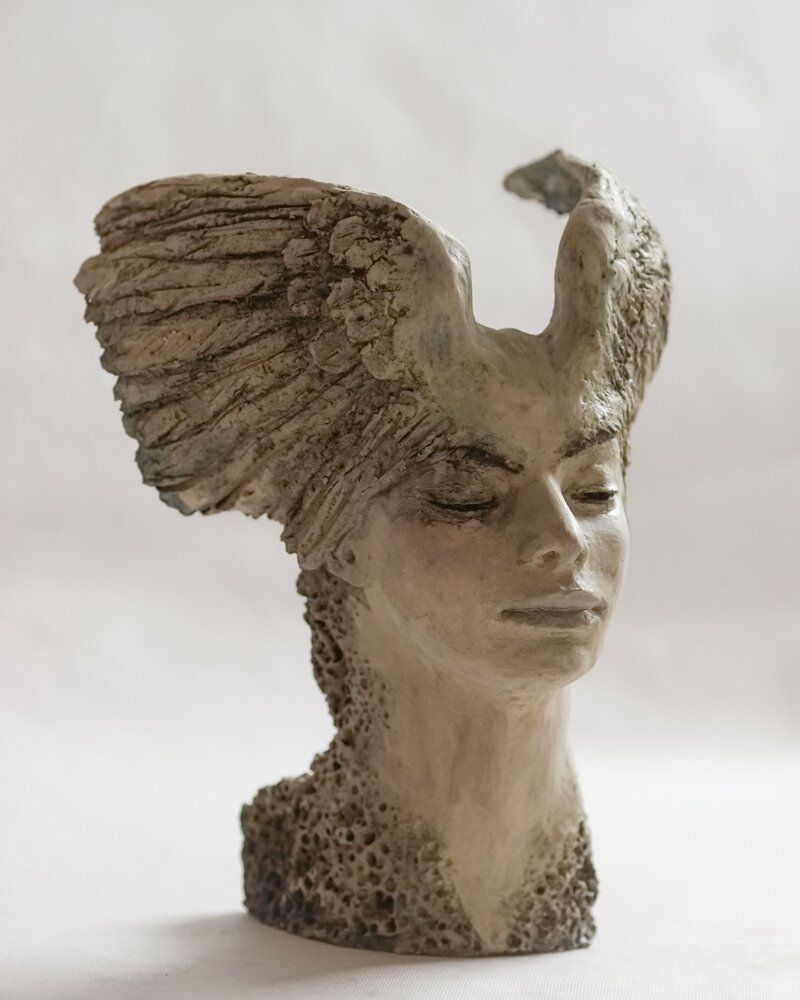 JOANNA BRUŹDZIŃSKA 'Uniesienie', rzeźba ceramiczna pokryta tlenkami miedzi i żelaza, 45x40x30cm