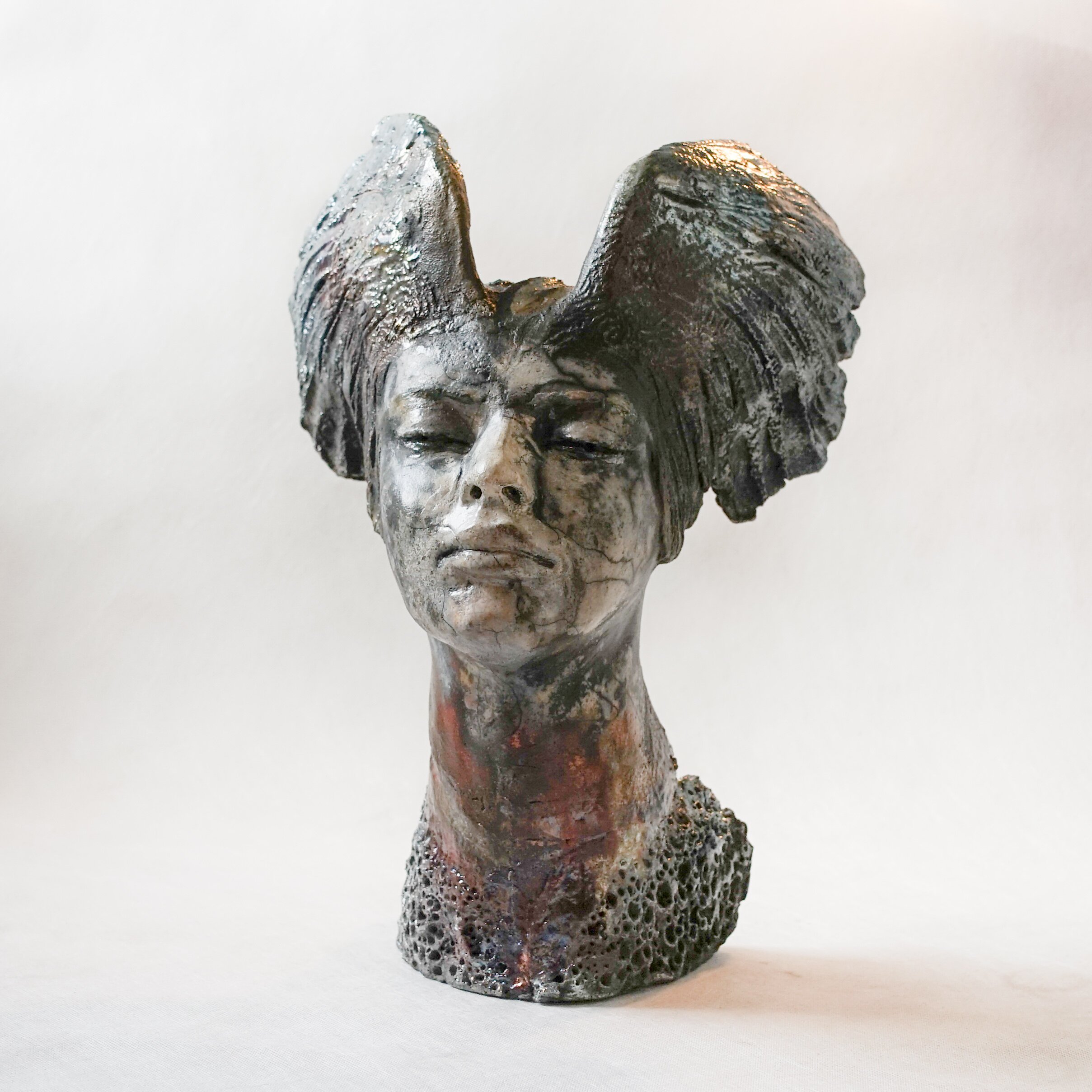 JOANNA BRUŹDZIŃSKA 'Wzloty', rzeźba ceramiczna szkliwiona, wypalona techniką RAKU, 45x40x30cm