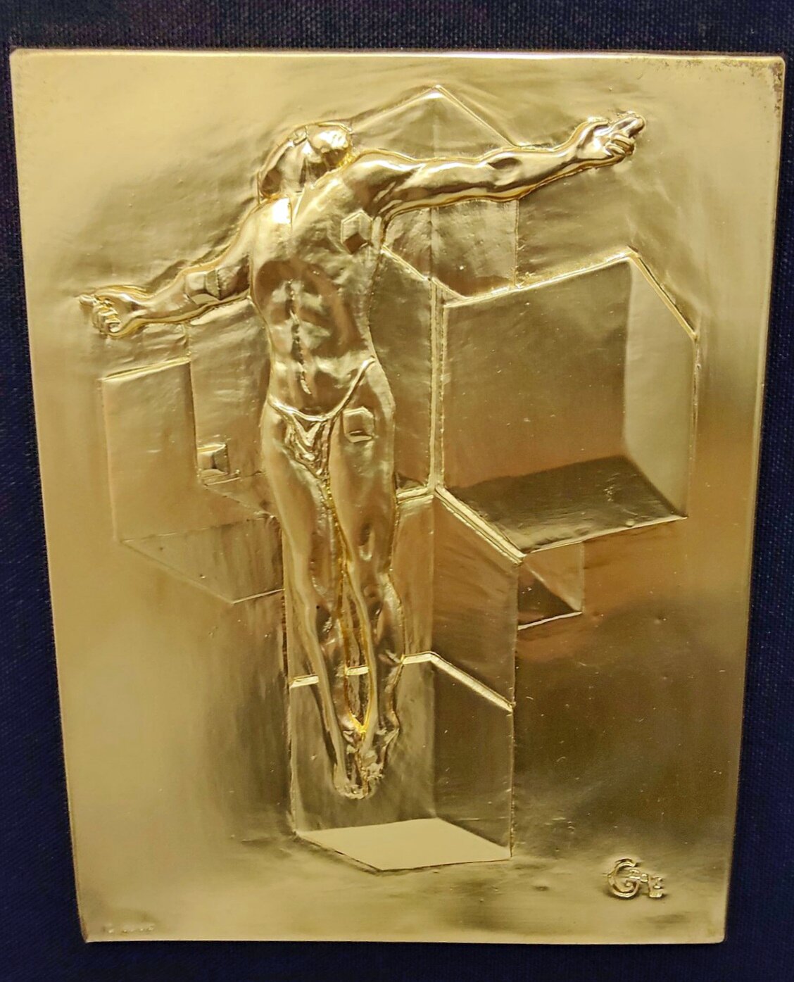 SALVADOR DALI 'Krucyfiks', płaskorzeźba, srebrzona i złocona, sygnowany i numerowany, 21,5x17cm, w oprawie: 52x47cm