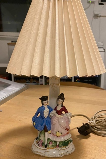 Lampkę stołową z porcelanową figurką pary w strojach dworskich. Niemcy