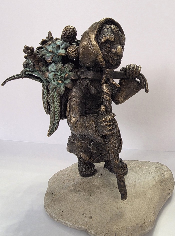 ZBIGNIEW BACHANEK 'Kobieta z koszem kwiatów' brąz, kamień, 16,5cm