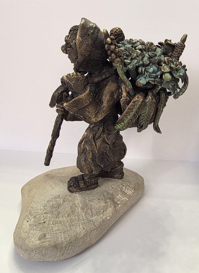 ZBIGNIEW BACHANEK 'Kobieta z koszem kwiatów' brąz, kamień, 16,5cm - obrazek 2