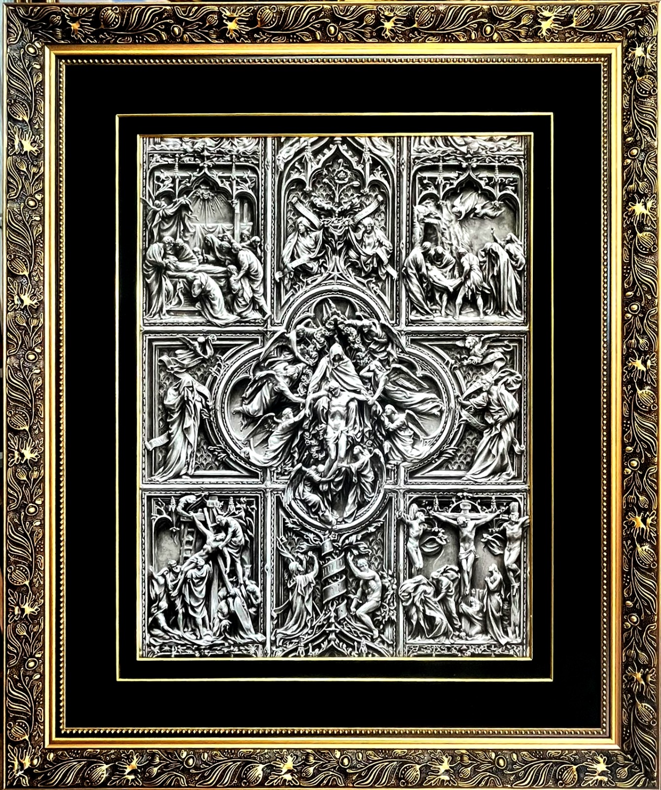 Fragment Drzwi z Mediolanu – wyjątkowa ikonografia inspirowana sztuką sakralną, 60x45cm