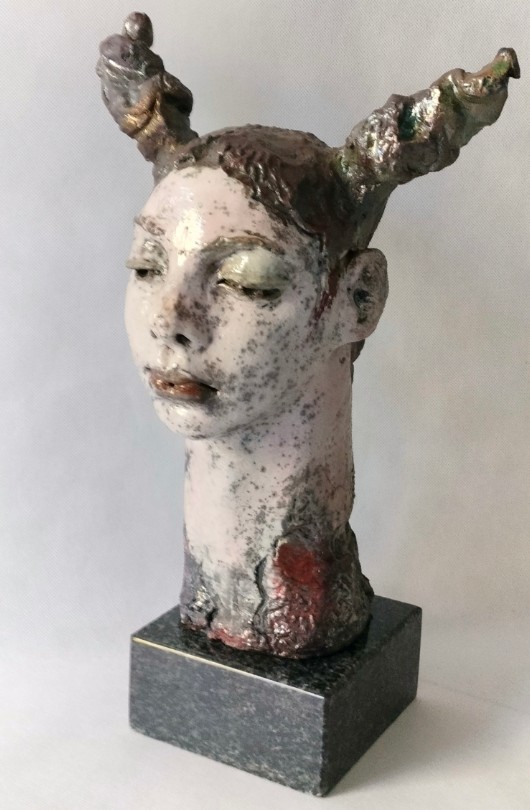 JOANNA BRUŹDZIŃSKA 'Niebieskie migdały', rzeźba ceramiczna, 32x25cm