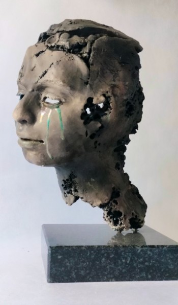 JOANNA BRUŹDZIŃSKA 'Nie wszystko jest czarne', rzeźba ceramiczna, 35x20x20cm