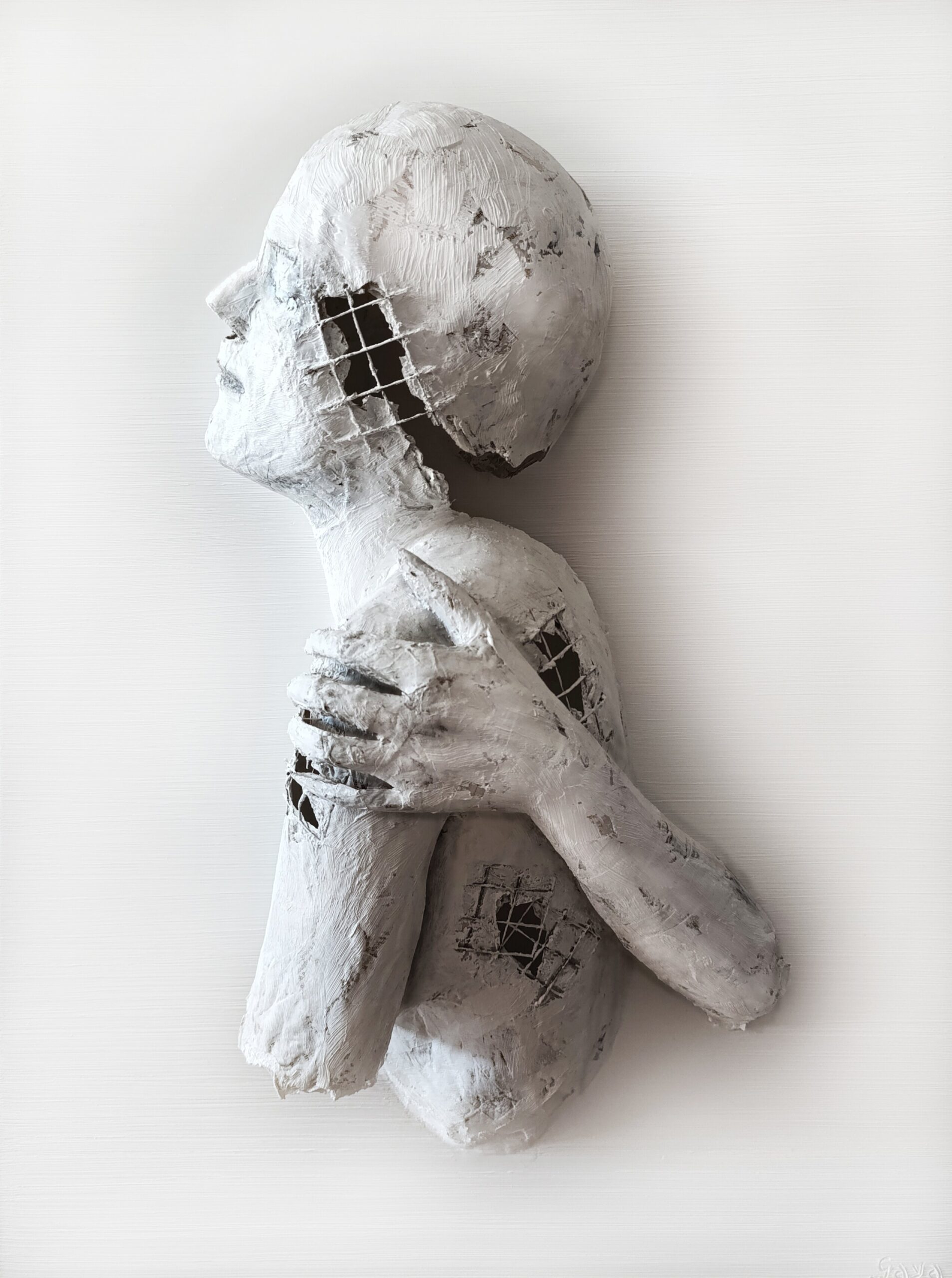GAYA LASTOVJAK 'Zły doradca' 2022, technika własna: papier-mâché, płótno, farba olejna, 80x60x14cm