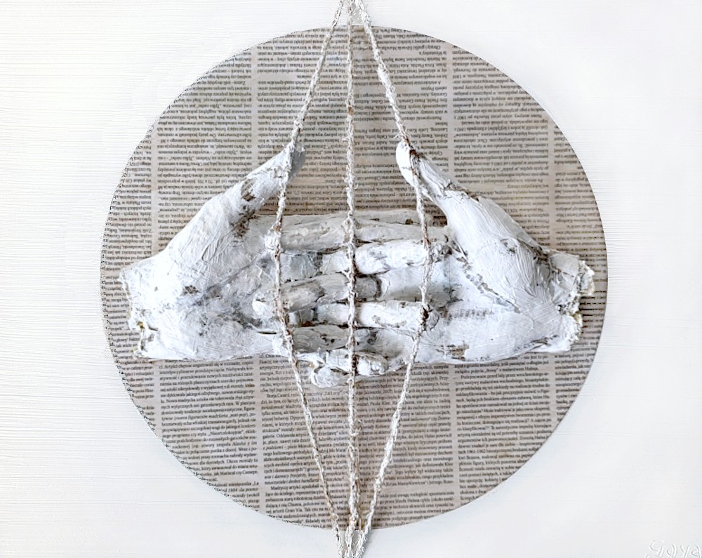 GAYA LASTOVJAK 'Równowaga' 2025, technika własna: papier-mâché, czasopisma, sznur, płótno, farba olejna, 40x50x5cm