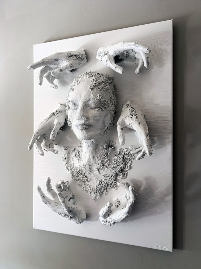 GAYA LASTOVJAK 'Symbioza', papier-mâché, naturalny mech, farba olejna, 70x50x13cm