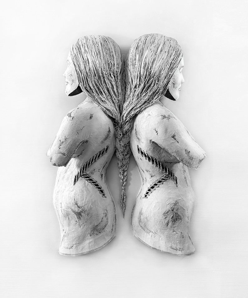 GAYA LASTOVJAK 'Niezgoda' 2026, technika własna: papier-mâché, włosy, sznur, płótno, farba olejna, 120x100x18cm